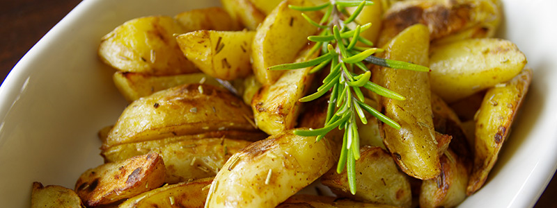 Aardappelen bereiden in de oven – zo doe je het! Lees de basisbereiding op LovingPotatoes.com Aardappelen bereiden in de oven - zo doe je het! Lees de basisbereiding op LovingPotatoes.com